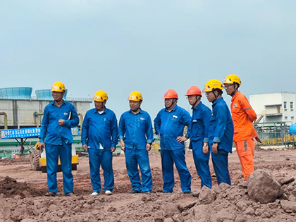 瀘天化股份公司總經(jīng)理傅利才一行到化工園區(qū)新項目施工現(xiàn)場指導工作